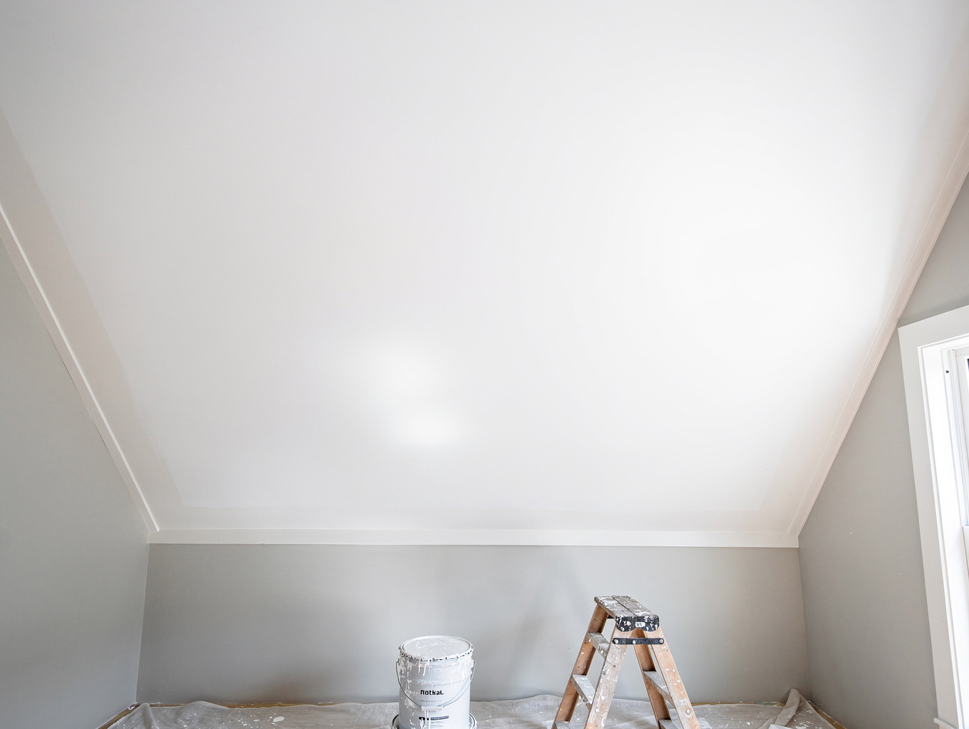 Completely smooth and uniform ceiling after painting