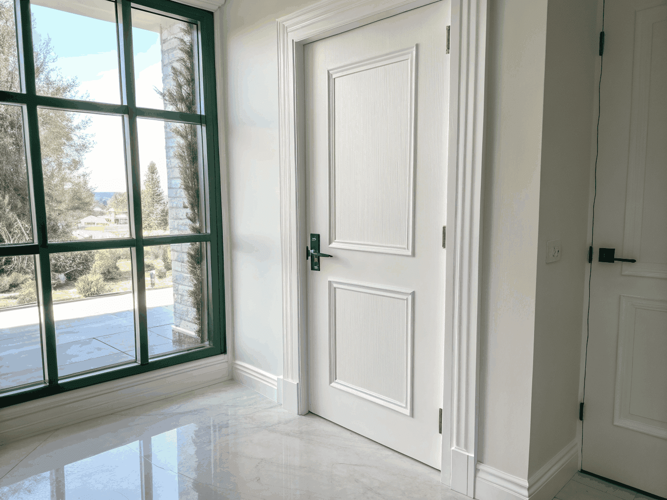 Doors lacquered in satin white with a smooth finish