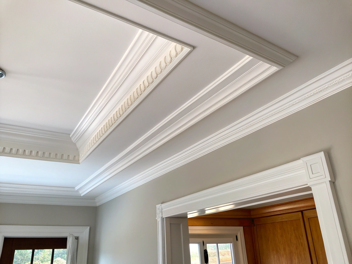 Living room ceiling with classic moldings