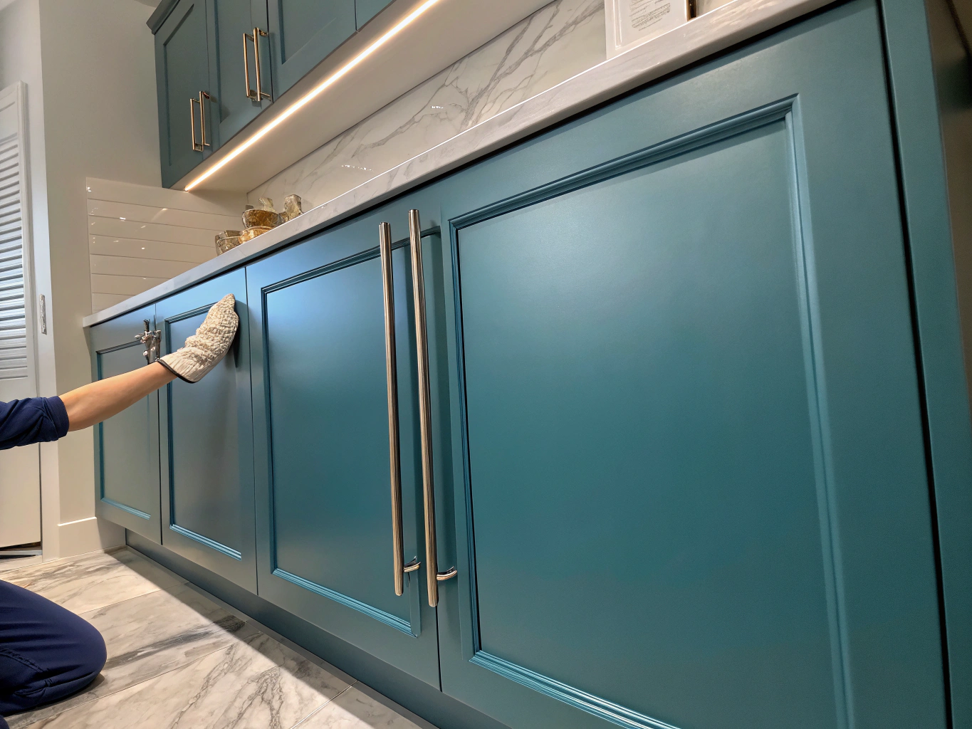 Classic kitchen cupboards refreshed in charcoal grey - Final result